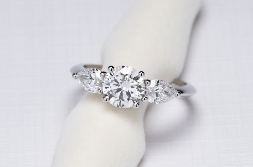 Bague diamant rond et poires.